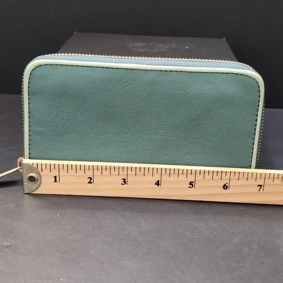 Fossil  Green All-around Zippered Wallet/Wristlet. - Picture 6 of 7